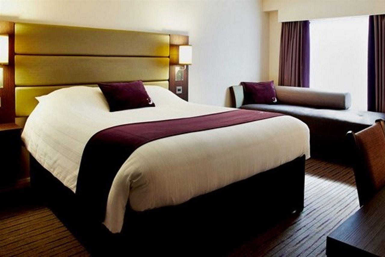 Premier Inn Chippenham Extérieur photo