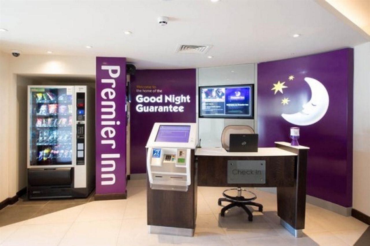 Premier Inn Chippenham Extérieur photo
