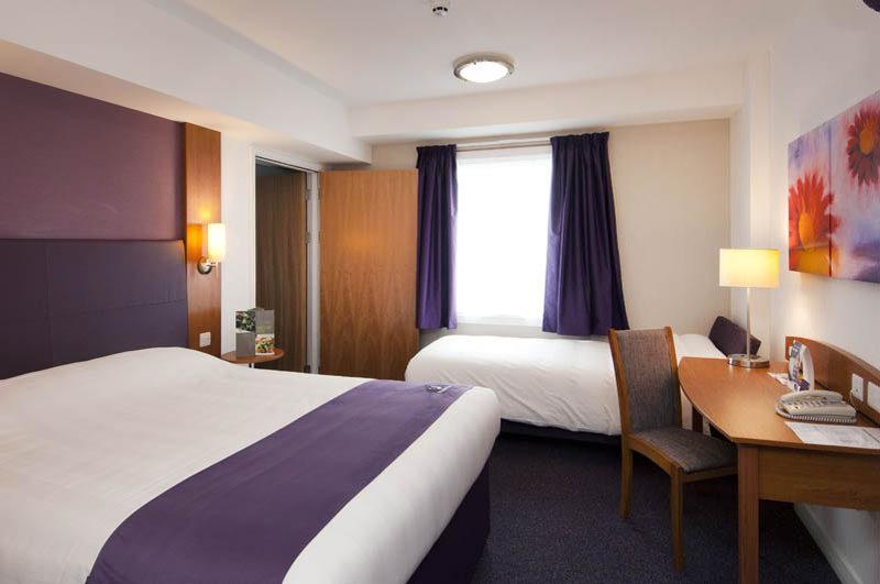 Premier Inn Chippenham Extérieur photo